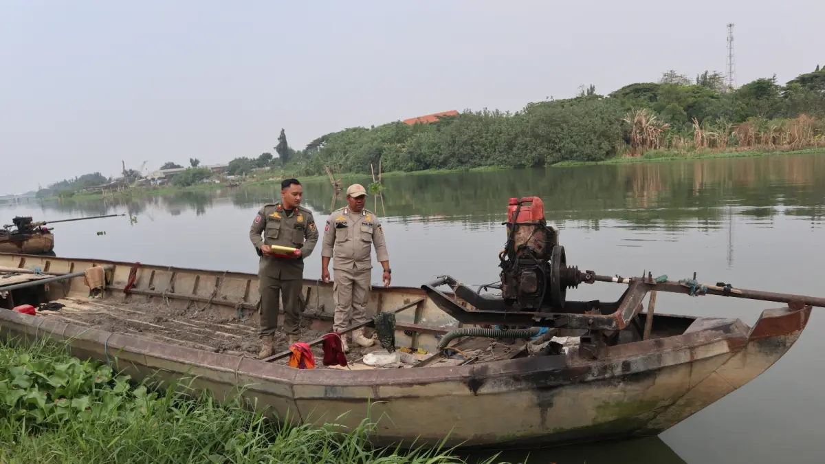 Satpol PP Kota Kediri Tertibkan Penambang Pasir Ilegal di Sungai Brantas. (Ayu Isma)