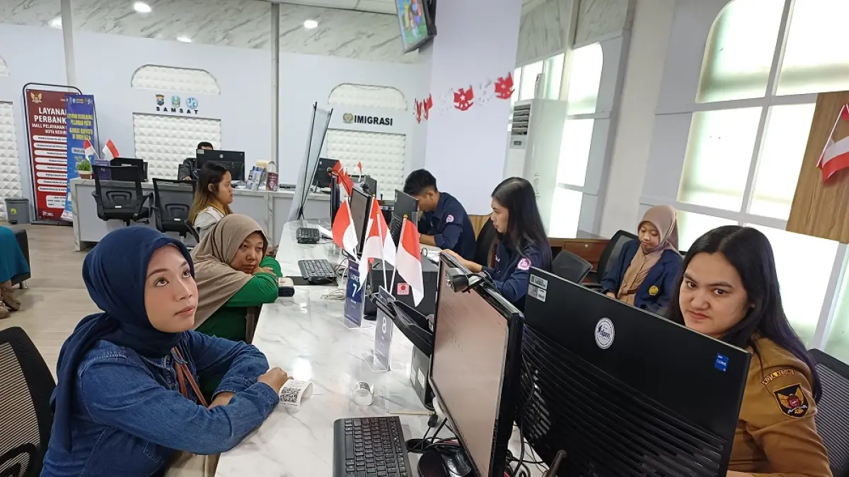 Sejumlah pelaku UMKM mengurus pembuatan nomor induk berusaha di Mal Pelayanan Publik Dhoho Plaza (18/8). (Foto: Ayu Isma)