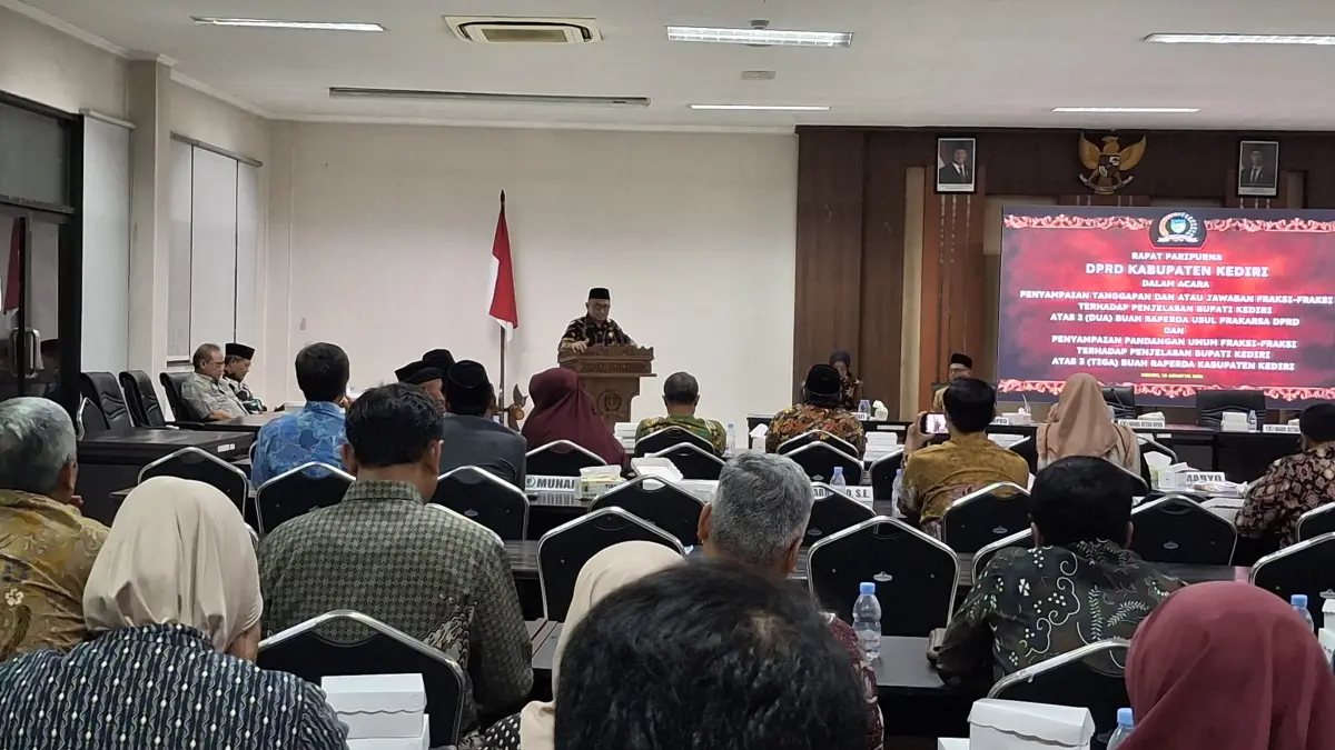 Sulistyo Budi dari Fraksi NasDem saat bacakan PU dalam rapat paripurna DPRD Kabupaten Kediri. (Foto Asad MS)