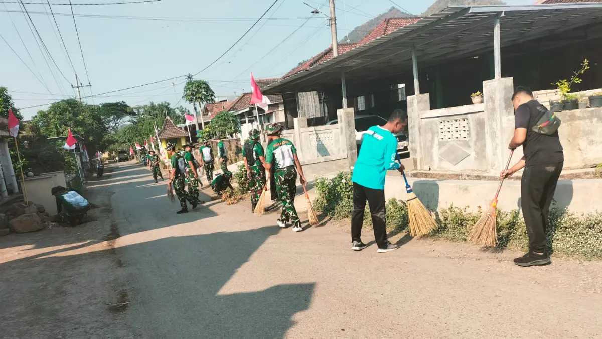 Gotong royong prajurit Brigif 16/WY bersama warga Desa Manyaran. 