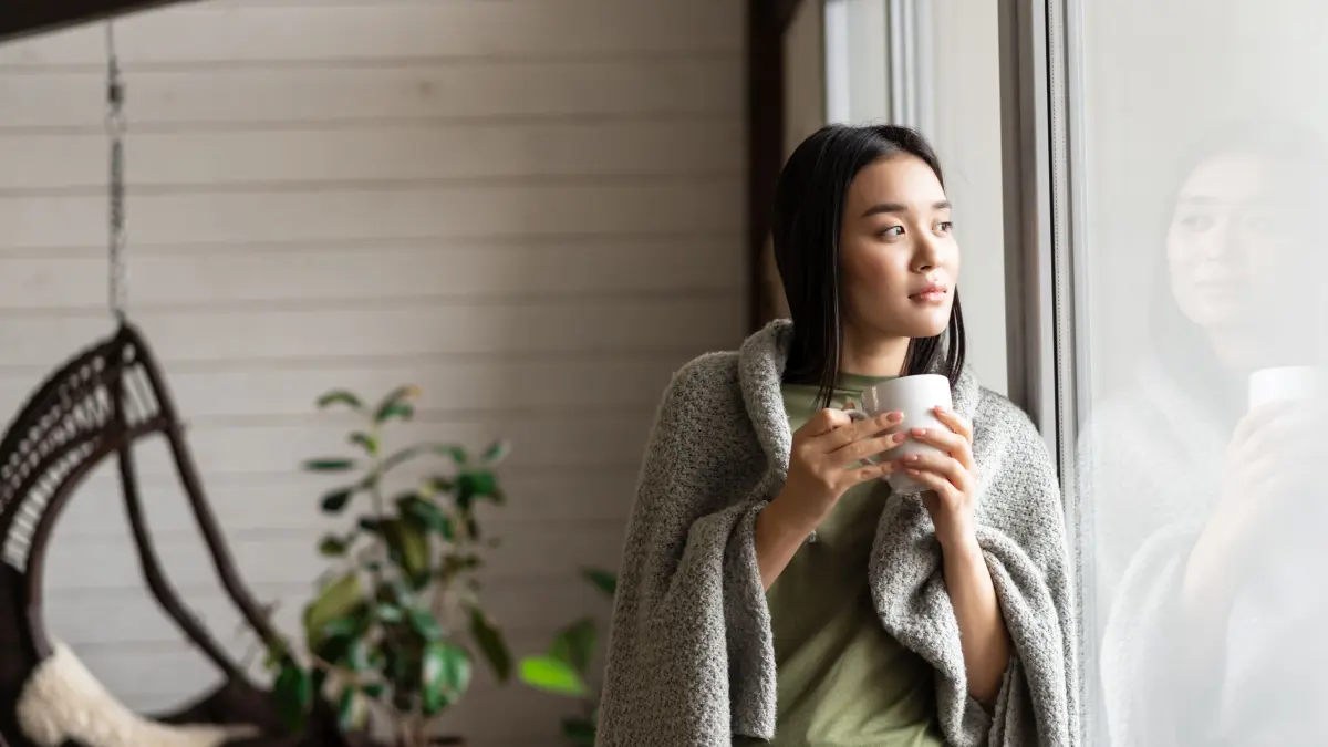 Ilustrasi menikmati waktu dengan lebih tenang sebagai bagian dari gaya hidup slow living yang menekankan kesadaran terhadap aktivitas sehari-hari. (foto:magnific)