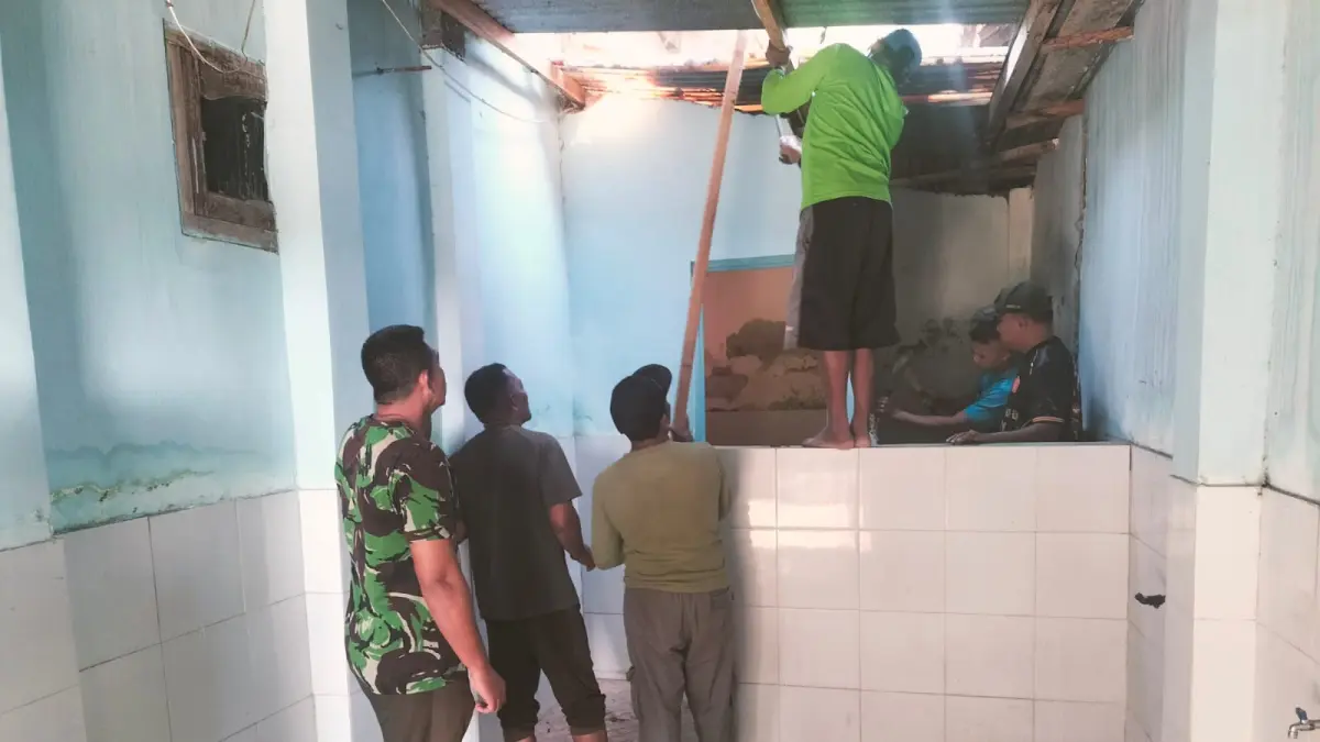 Kerja bakti prajurit Brigif 16/WY bersama masyarakat. 