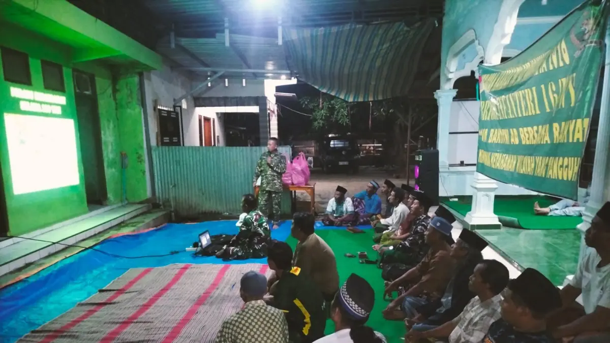 Prajurit Brigif 16/Wira Yudha saat melaksanakan penyuluhan di Desa Manyaran, Banyakan, Kabupaten Kediri. 