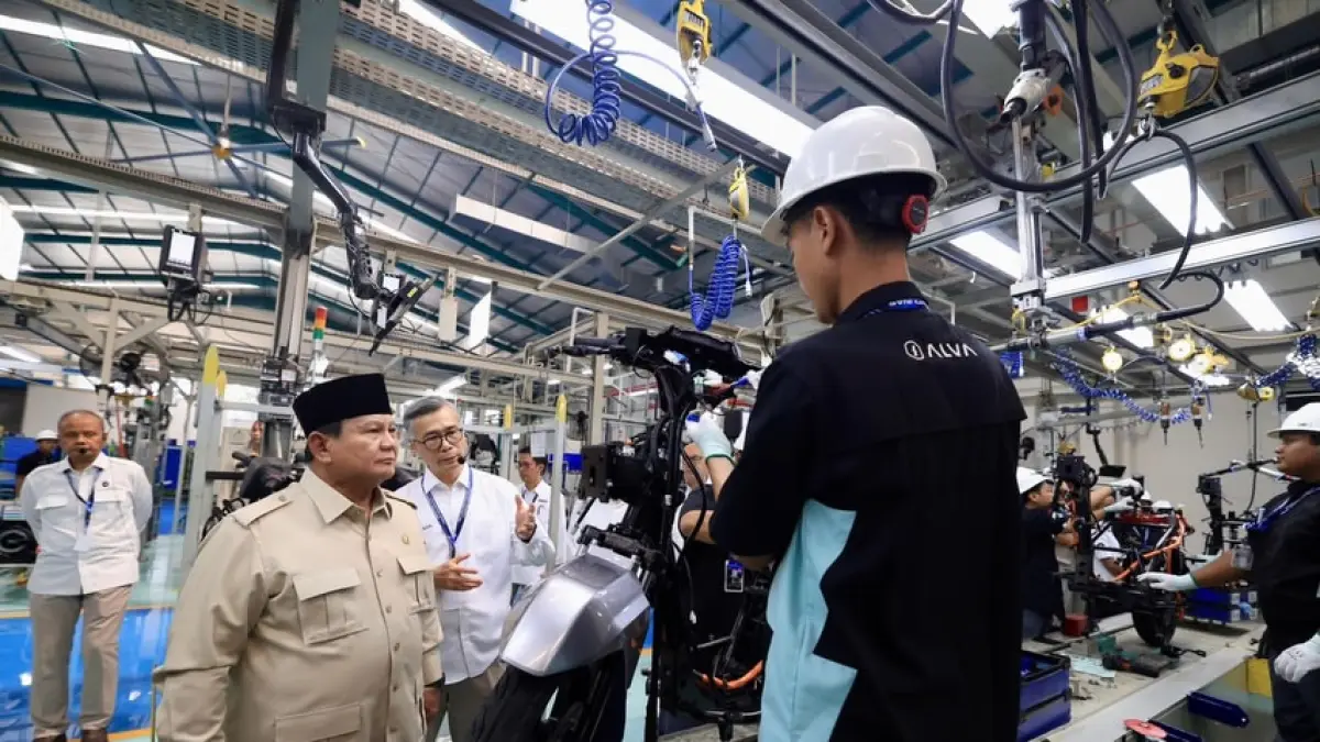 Presiden Prabowo Subianto meninjau proses produksi motor listrik nasional di fasilitas PT Ilectra Motor Group (ALVA). (Tim Media Presiden)