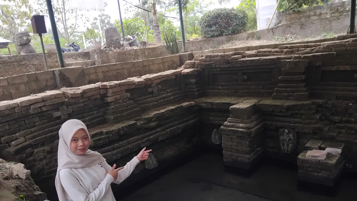Ridha menunjukkan situs Petirtaan Geneng tempat ia bertugas (Diana Yunita/JPRK)