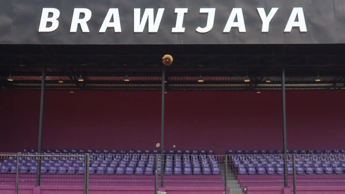 Wajah tribun VIP Stadion Brawijaya setelah dipasang single seat. (FOTO: Emilia/JPRK)