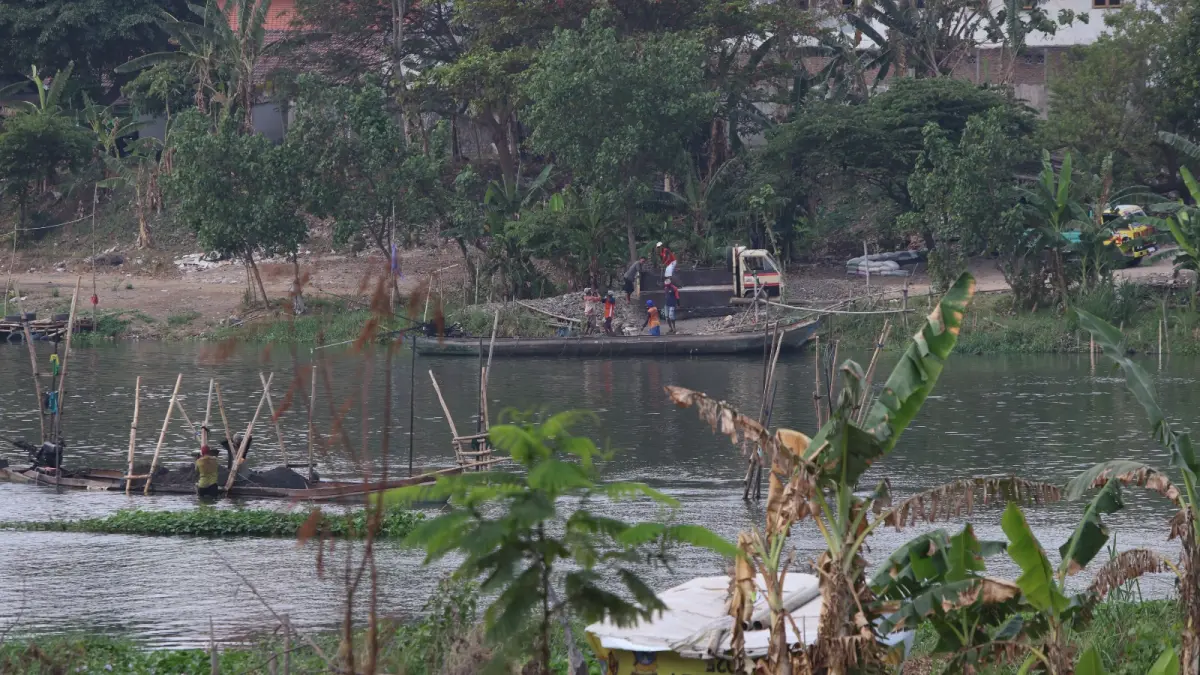 Aktivitas penambang pasir ilegal kembali muncul di Sungai Brantas kemarin (21/8). 