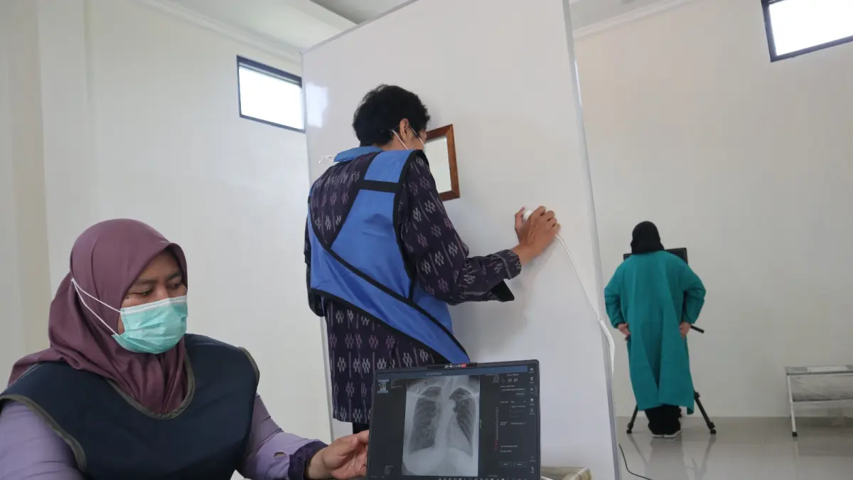 RONTGEN: Petugas tracing TBC memeriksa salah satu warga yang menjadi kontak terdekat penderita. (Foto: Ayu Isma)