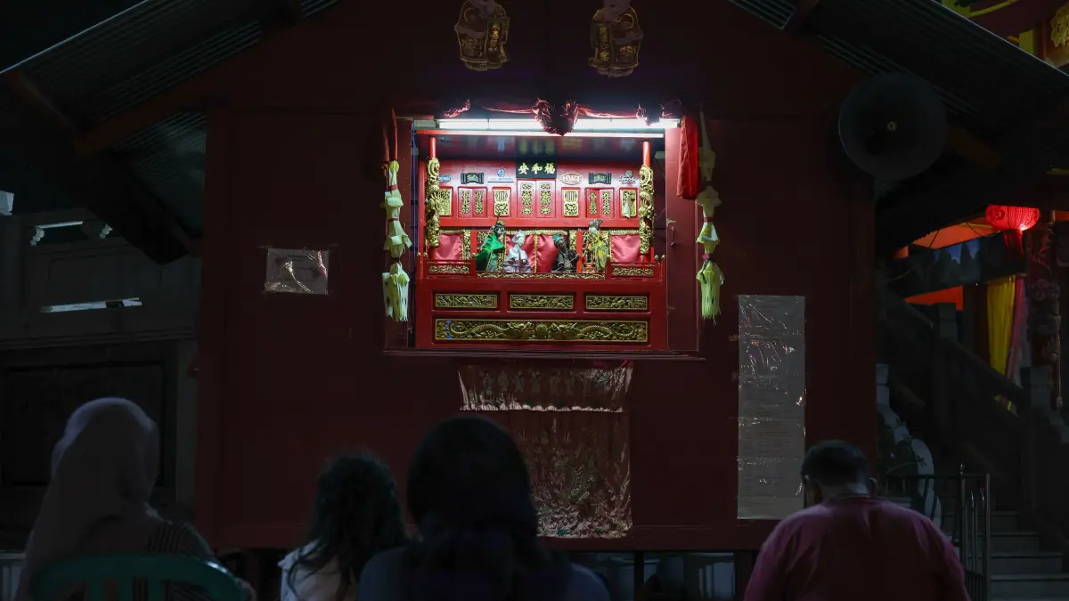SEGELINTIR: Beberapa orang menyaksikan pertunjukan wayang Potehi di Kelenteng Tjoe Hwie Kiong. Penikmat kesenian ini sudah jauh berkurang dibanding dulu. (Foto: Wahyu Adji)
