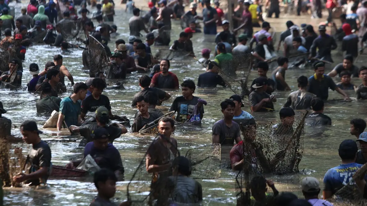 

BERBURU IKAN: Ribuan warga nyemplung ke Sumber Gundi untuk mencari ikan dalam Grobyak Ikan yang berlangsung kemarin. Hanya dalam hitungan menit, warga bisa mendapat ikan-ikan besar dan langsung dimasak. (Foto: Wahyu Adji)

&nbsp;