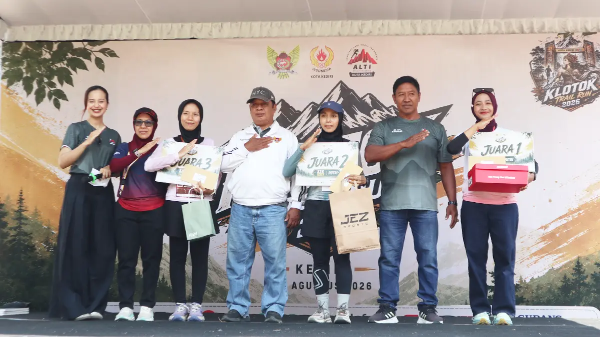 JAWARA: Ketua KONI Eko Agus Koko dan Ketua ALTI Kota Kediri Yuli Aristina Wati berfoto bersama juara di salah satu kategori Klotok Trail Run 2026. (FOTO: EMILIA SUSANTI/JPRK)