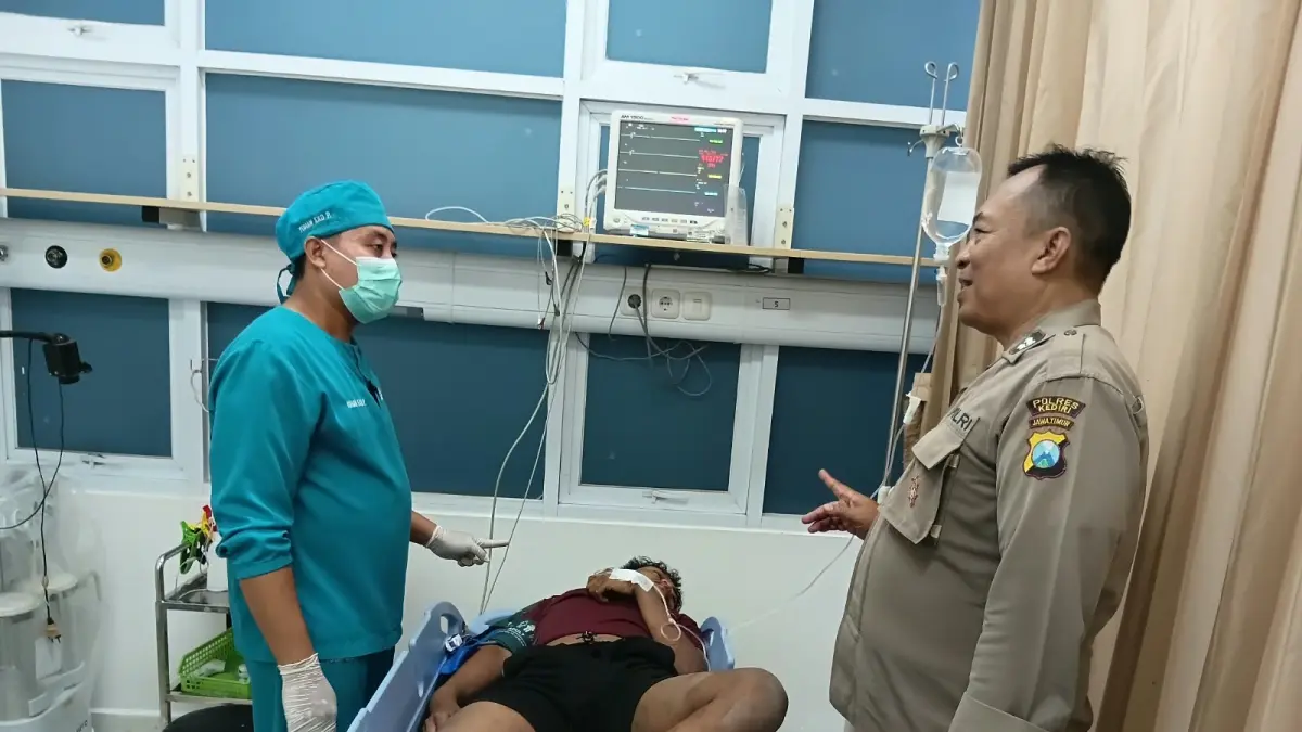 Polisi saat berkoordinasi dengan petugas kesehatan. (Istimewa)