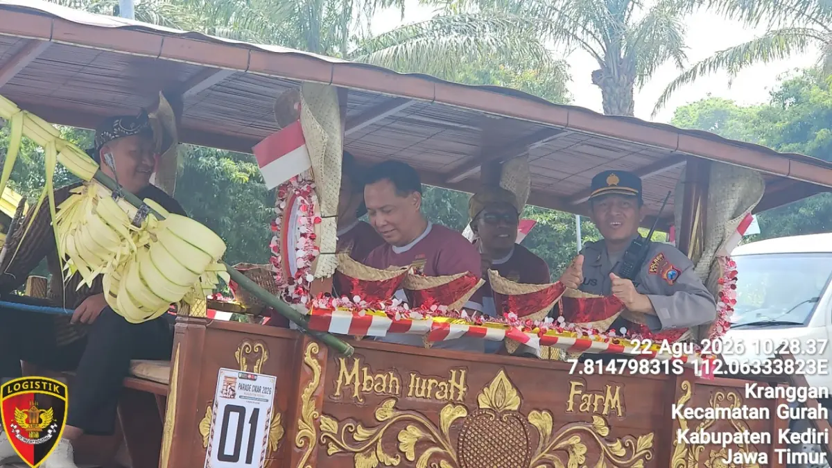 Polres Kediri saat menaiki cikar bersama para pejabat. (Foto Polres Kediri)