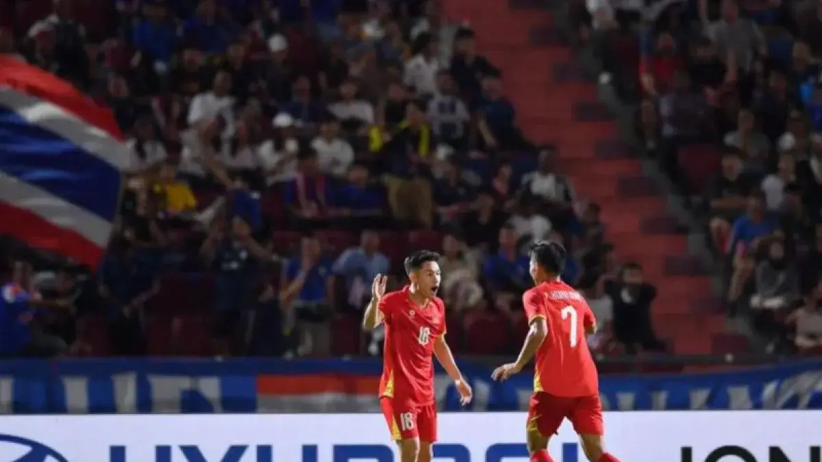 Gelandang Timnas Vietnam Nguyen Hai Long (18) merayakan keberhasilannya mencetak gol ke gawang Timnas Thailand pada leg pertama final Piala AFF 2026 di Stadion Rajamangala, Bangkok, Sabtu (22/8/2026) waktu setempat. (aseanutdfc.com)