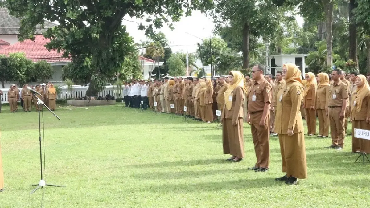 Guru PPPK paruh waktu saat menerima penyerahan SK pengangkatan yang diserahkan Wali Kota Kediri Vinanda Prameswati awal Januari 2026 lalu.