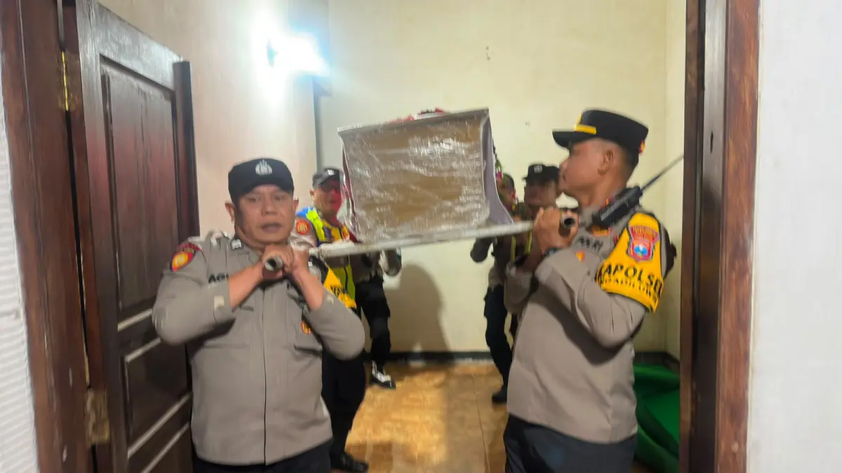 Kapolsek Ngadiluwih bersama personel Polres Kediri membantu mengangkat jenazah personel Polres NTB. (Foto Polsek Ngadiluwih)