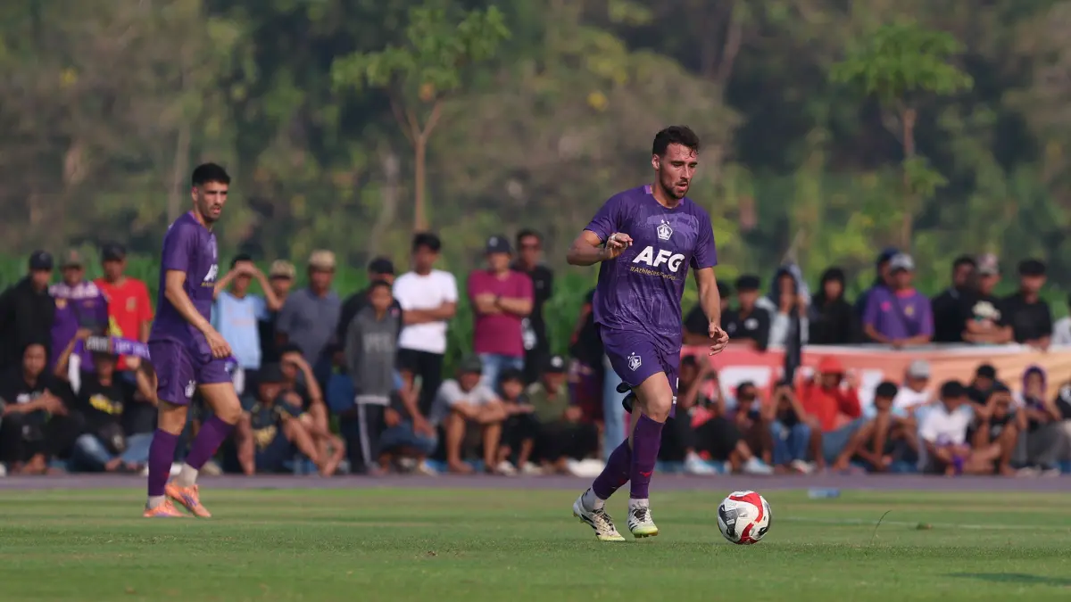 Persik Kediri saat melakoni latih tanding bersama Bhayangkara Presisi Lampung FC di Gelora Bung Sumardji, Nganjuk. (FOTO: Wahyu Adji/JPRK)