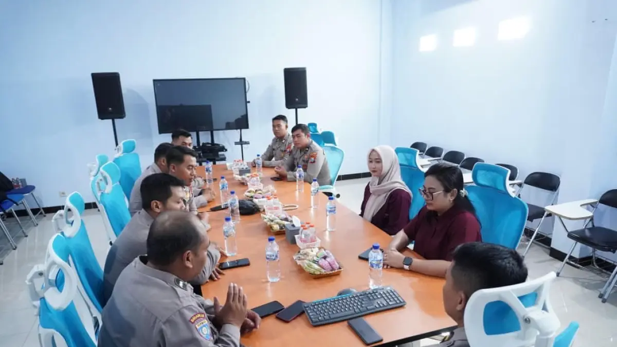 Polres Kediri saat berdiskusi dengan pihak SMK Chanda Birawa Pare