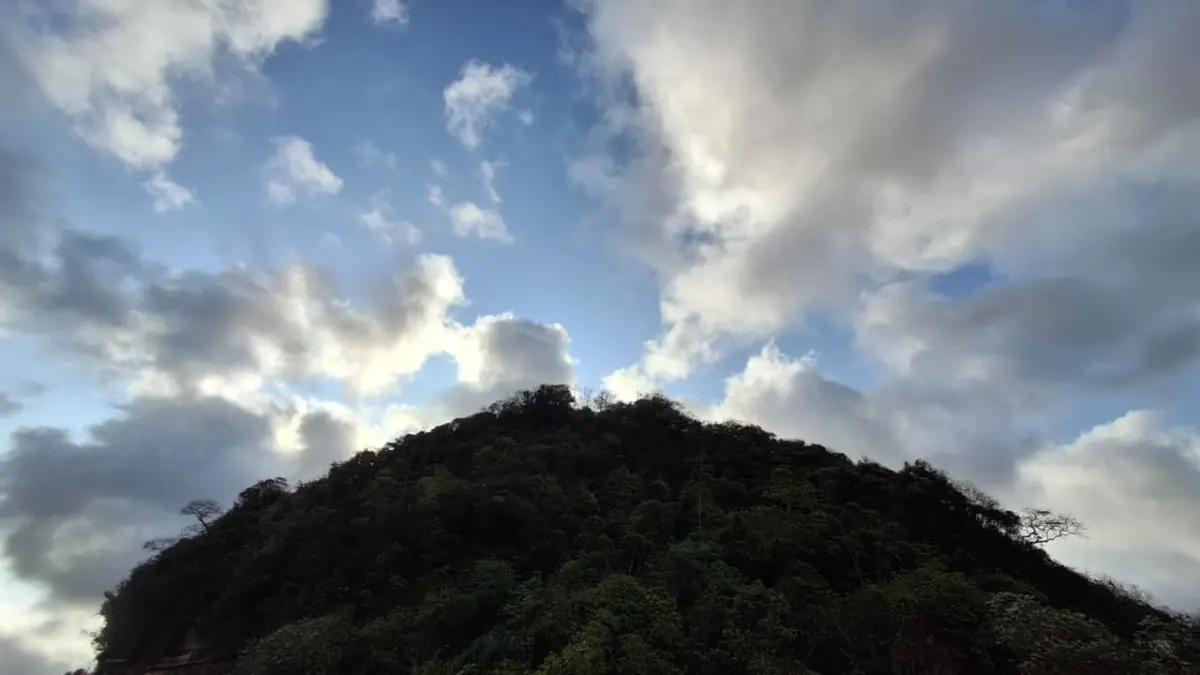 ilustrasi cuaca langit cerah di bukit (Foto Asad MS)
