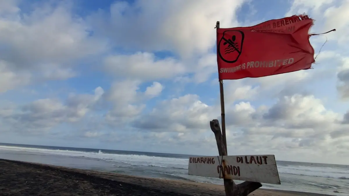 Ilustrasi ombak tinggi di pantai selatan. (Foto Asad MS)