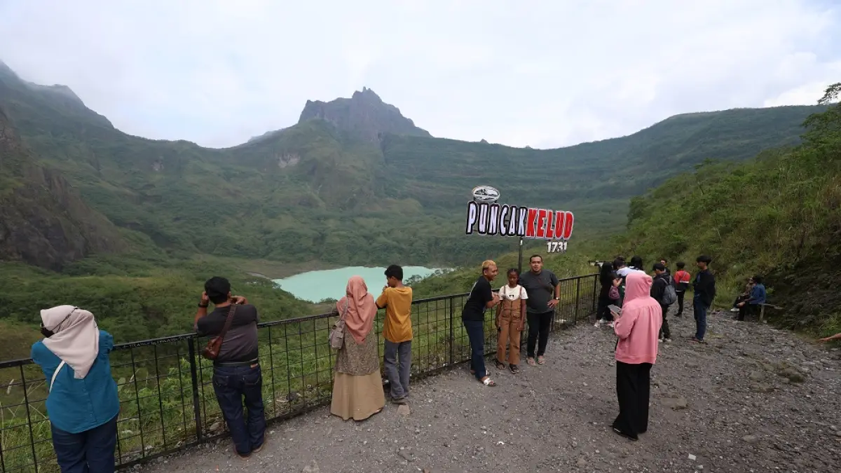 Suasana ketika wisatawan mengamati kawah Gunung Kelud. (Foto Wahyu Adji)