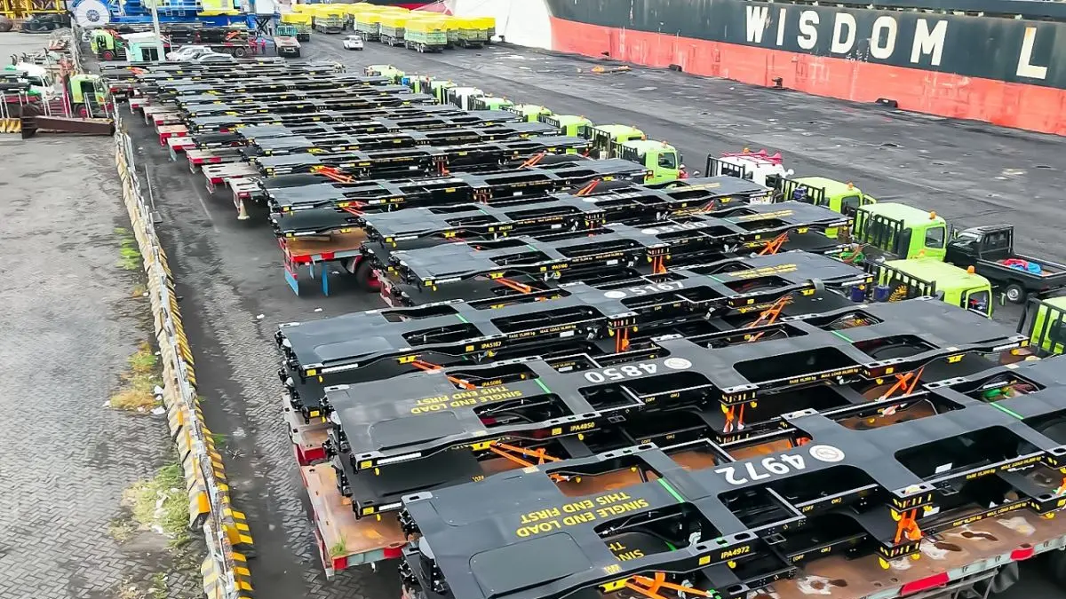 PT INKA (Persero) lanjutkan pengiriman ekspor Container Flat Top Wagon (CFT Wagon) sebanyak 135 unit pesanan UGL Rail Services Pty Ltd ke KiwiRail, Selandia Baru melalui Terminal Jamrud Utara, Pelabuhan Jamrud Nilam Mirah, Tanjung Perak, Surabaya, Jawa Timur. (Dok. Humas INKA)