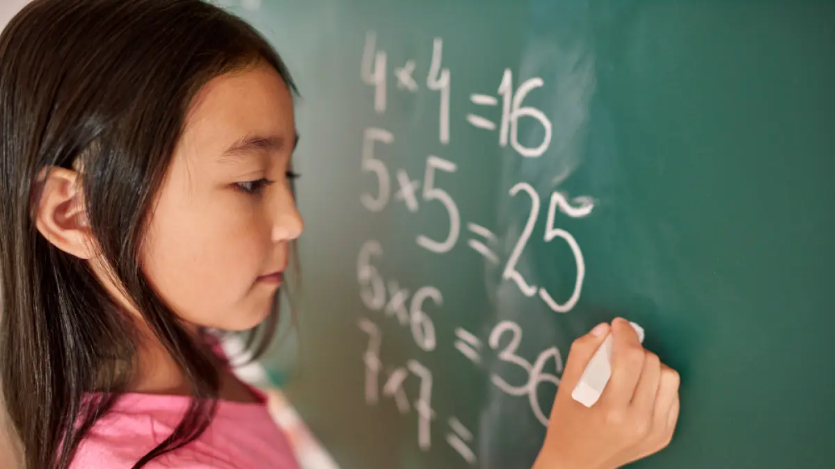 Ilustrasi anak mengerjakan soal matematika (freepik)