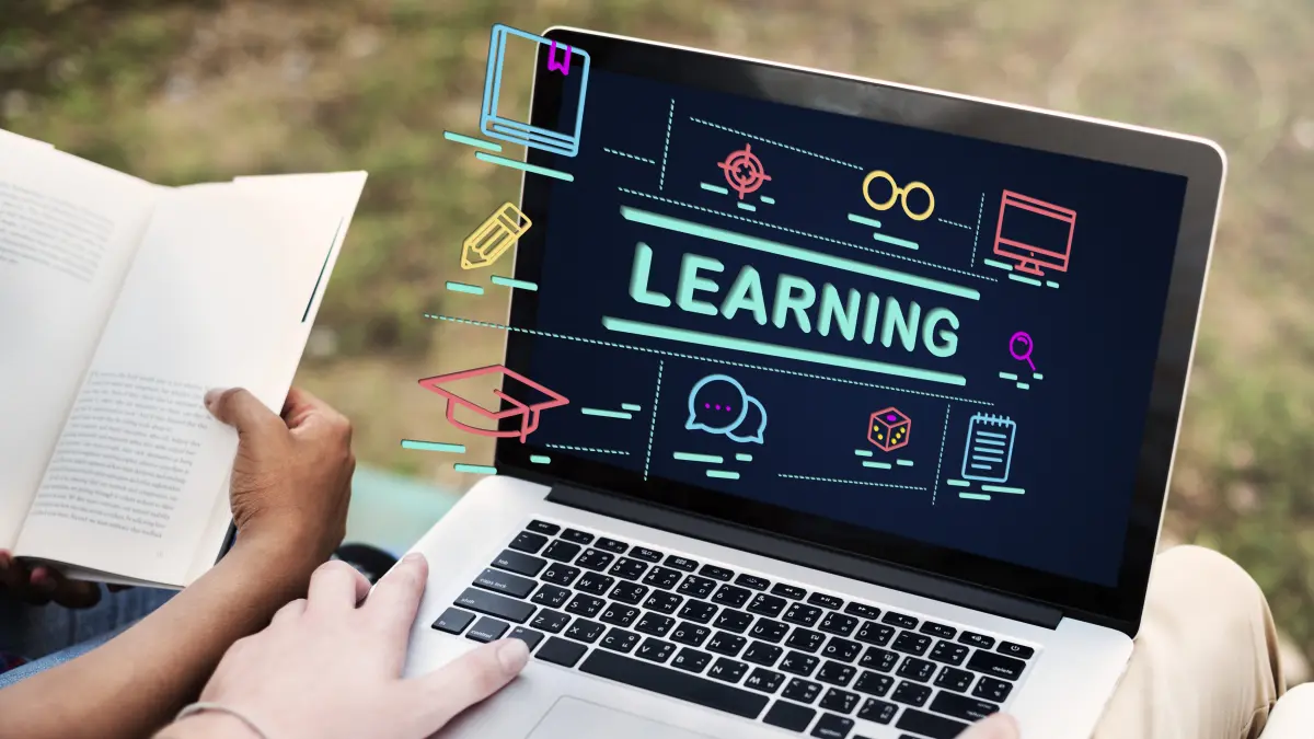 Ilustrasi pemanfaatan teknologi digital dalam pembelajaran melalui perangkat yang dapat digunakan untuk mengakses materi dan aktivitas belajar. Foto: magnific