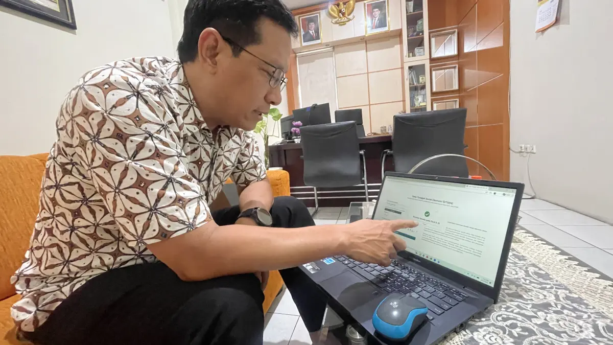 kepala BPS Kota Kediri Sedang menunjukan laman pengecekan desil untuk mengetahui dan mengajukan pembaharuan data desil