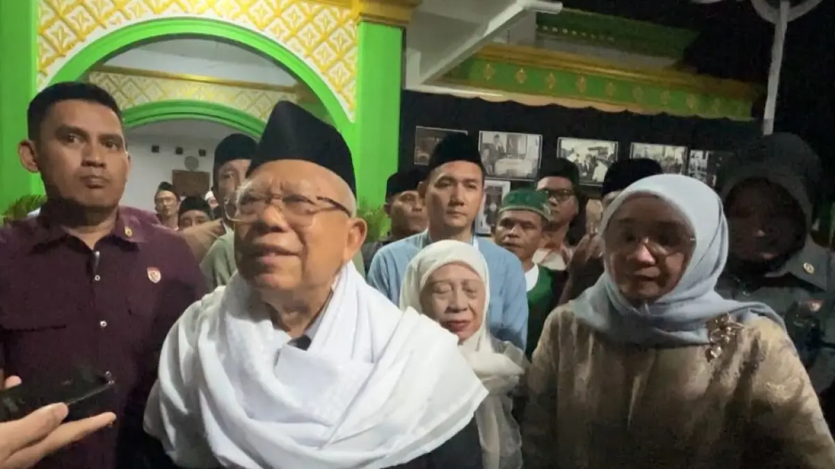 Kiai Maruf Amin saat diwawancara media. (Asad MS)