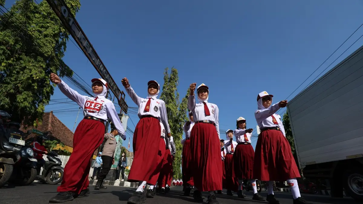 SEMANGAT: Siswa SD di Kota Tahu bersemangat mengikuti lomba baris yang diberangkatkan langsung oleh Wali Kota Vinanda Prameswati. (Foto: Wahyu Adji)