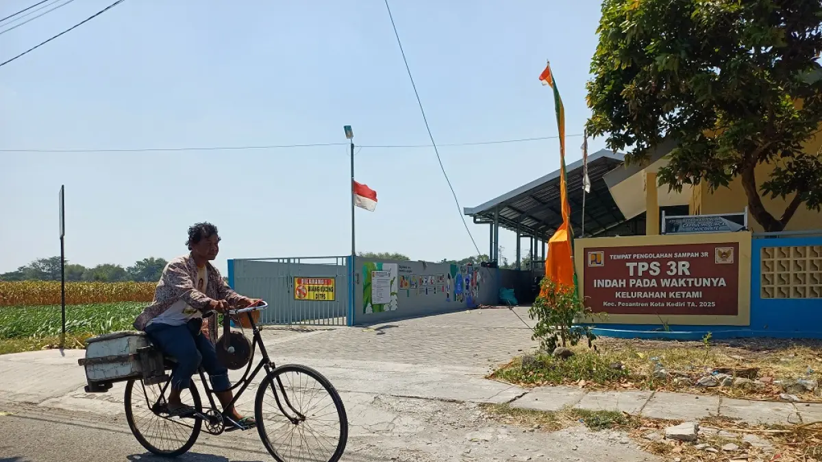 SOLUSI: Warga melintas di depan TPS3R Kelurahan Ketami, Kecamatan Pesantren, Kota Kediri. (Foto: Ayu Isma)