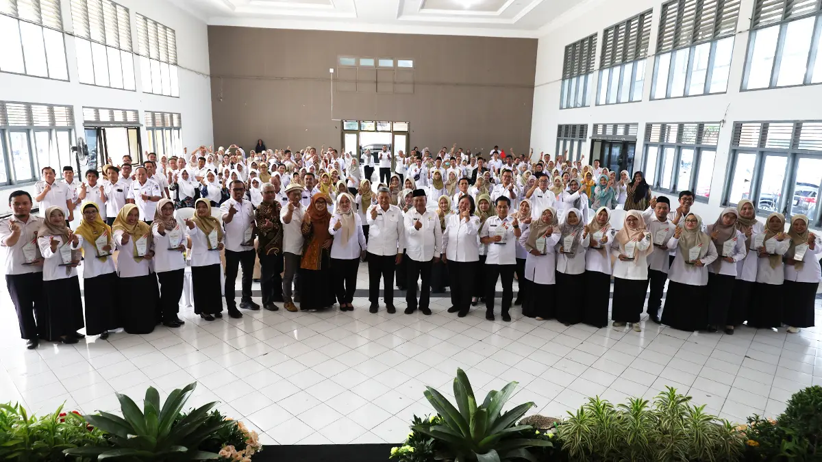 TEKAN ATS: Sekda M. Solikin (13 dari kiri) dan Kadisdik M. Muhsin (14 dari kiri) bersama para pejabat dan visitors yang meraih penghargaan Home Visit ATS Awards 2026 di Gedung Bagawanta Bhari, Rabu (26/8).