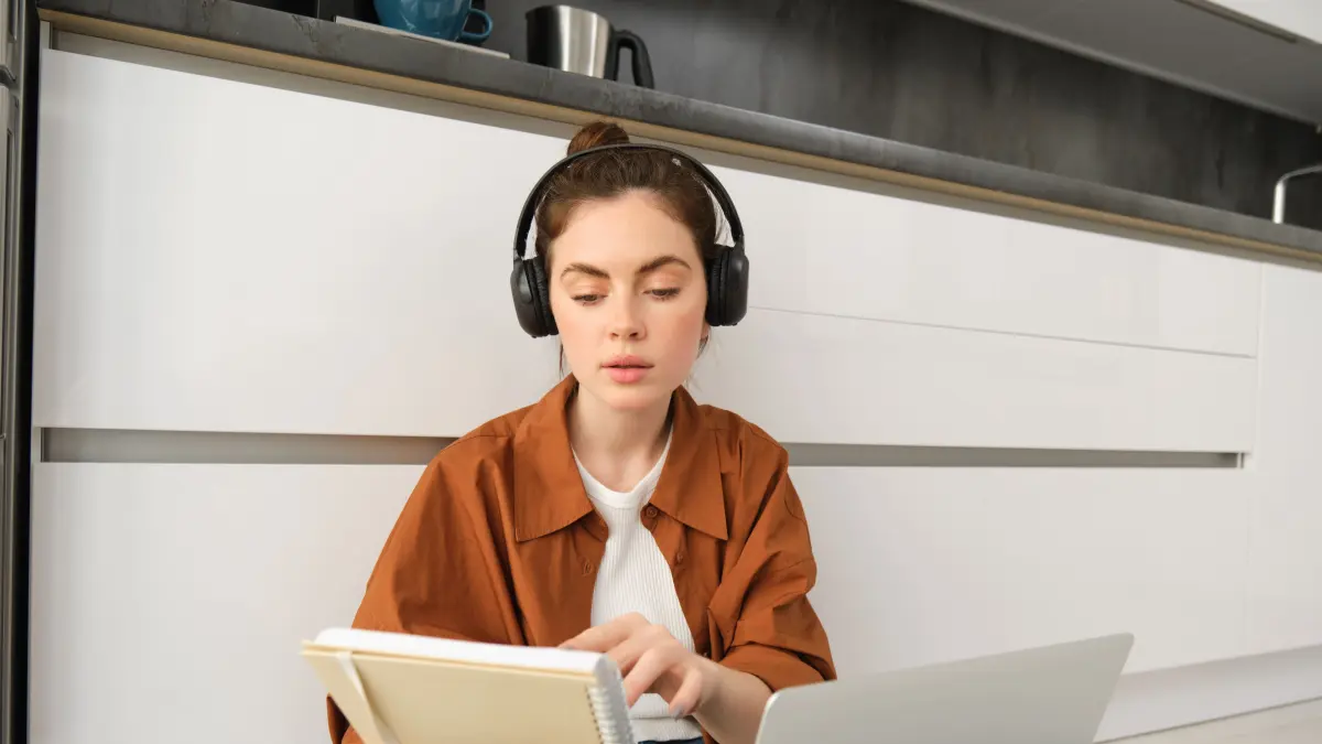 Ilustrasi belajar sambil mendengarkan musik melalui headphone. Bagi sebagian orang, musik dapat membantu menciptakan suasana belajar yang lebih nyaman. Foto:freepik