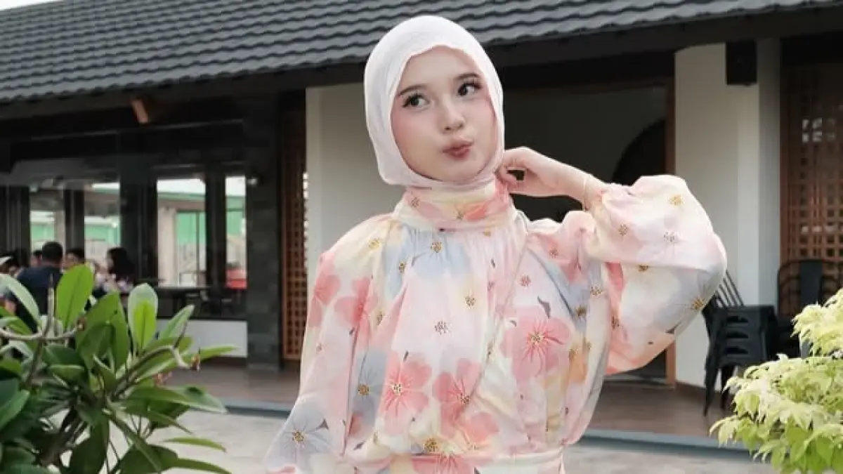 Ilustrasi mix and match blouse floral. (Sumber : Pinterest)