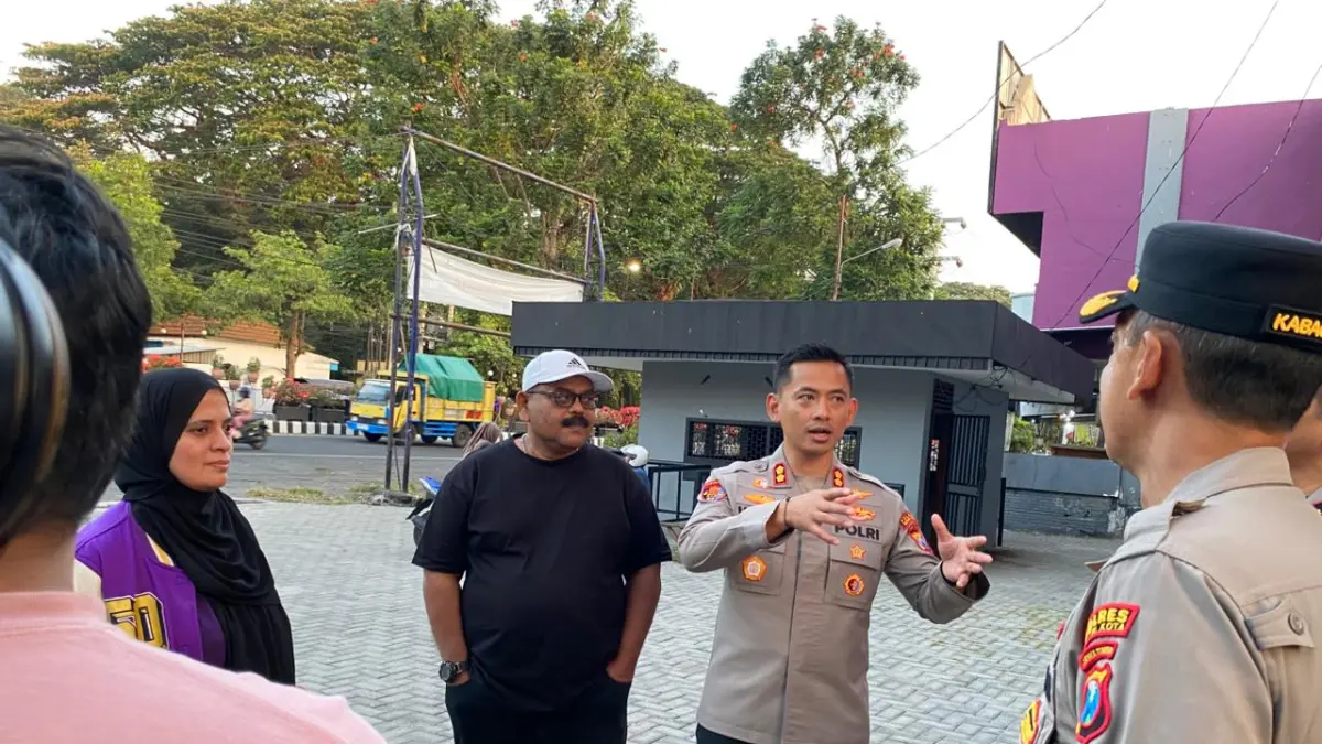 Kapolres Kediri Kota AKBP Kresno Wisnu Putranto (2 dari kanan) saat melakukan sidak di Stadion Brawijaya Kediri./Foto Emilia Susanti