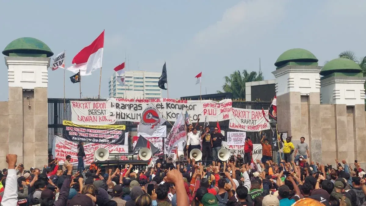 Massa aksi dari Aliansi Masyarakat Pati Bersatu dan sejumlah elemen massa menyampaikan aspirasi di depan kompleks parlemen Jakarta, Kamis (27/8/2026). (ANTARA/Adimas Raditya)
