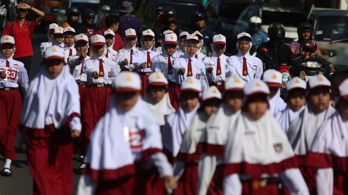 SEMANGAT: Sejumlah siswa SD mengikuti lomba baris pada Rabu (26/8). Akhir Agustus ini Disdik Kota Kediri memproses pengadaan seragam untuk siswa baru tahun ajaran 2026/2027. (Foto: Wahyu Adji)