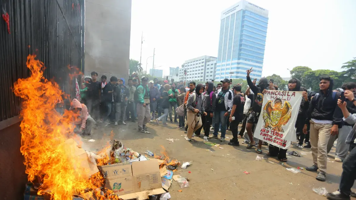  Aksi unjuk rasa yang berlangsung di kawasan Gedung DPR/MPR RI, Senayan, Jakarta Pusat, Kamis (27/8/2026), (Dery Ridwansah/ JawaPos.com)