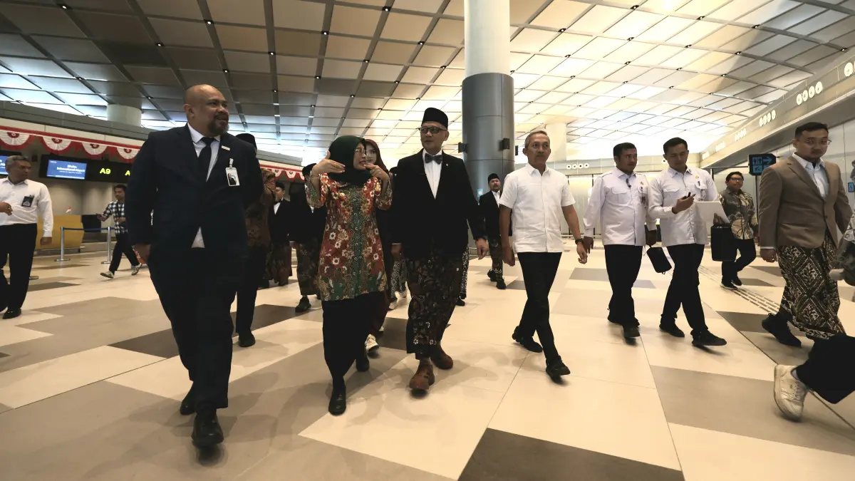 DUKUNG EMBARKASI HAJI: Dari kanan, Direktur PT SDhI Maksin Arisandi, Menteri Haji dan Umrah Mochamad Irfan Yusuf, dan Wabup Dewi Mariya Ulfa jelang penyerahan sertifikat tanah untuk hotel haji di Bandara Dhoho kemarin. (Foto: Wahyu Adji)