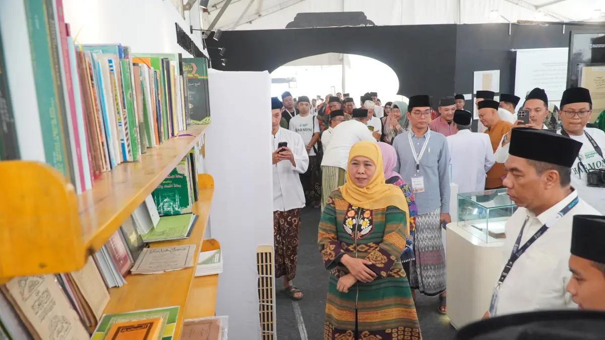 Gubernur Jatim Khofifah mengamati koleksi pameran Turots di Muktamar NU. (ASAD MS)