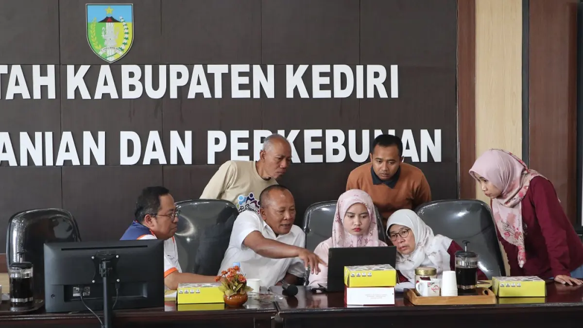 AMBIL SIKAP: Dari kiri, Inspektur Kabupaten Kediri Wirawan, Asisten 1 Setda Kabupaten Kediri Sukadi, dan Kepala DPMPD Kabupaten Kediri Agus Cahyono (kaus krem) membahas berita acara rapat bersama kecamatan dan desa membahas rencana rekrutmen perangkat, Jumat (28/8). (Foto: Ayu Isma)