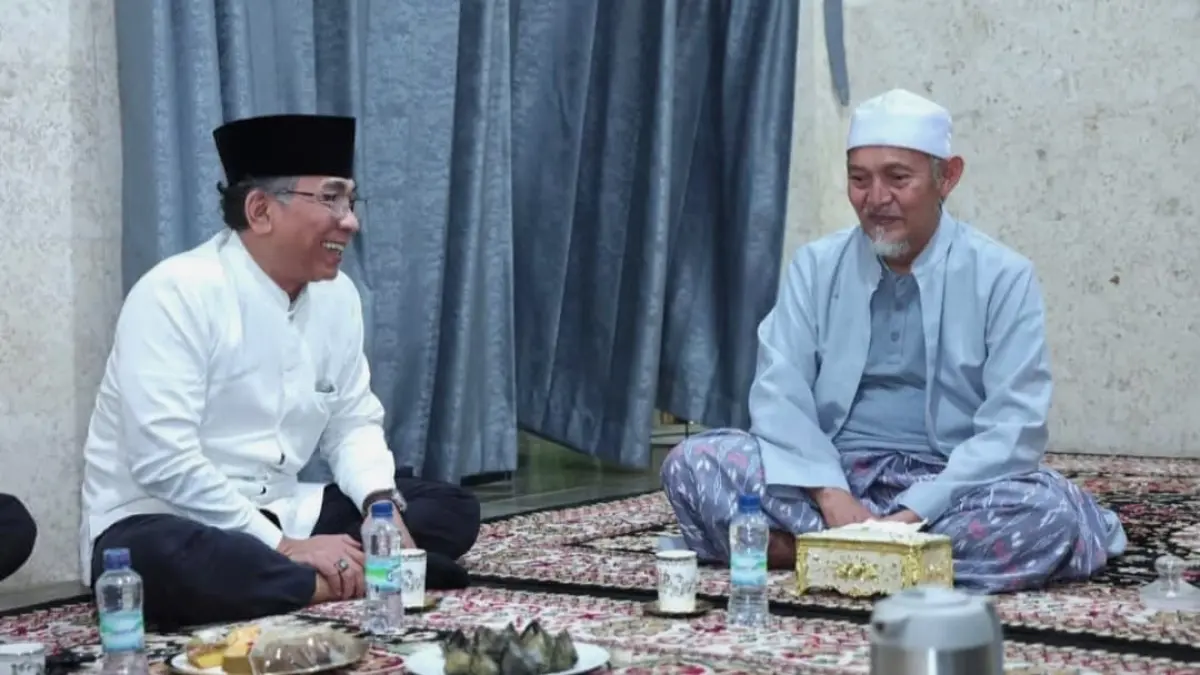 KANDIDAT PASANGAN: Ketum PBNU Yahya Cholil Staquf dan Kiai Abdullah Kafabihi Mahrus berbincang hangat. Nama mereka ramai disandingkan sebagai kandidat Rais Syuriah dan Rais Aam PBNU. (Foto: Dokumen Pribadi Gus Athoillah Sholahuddin Anwar)