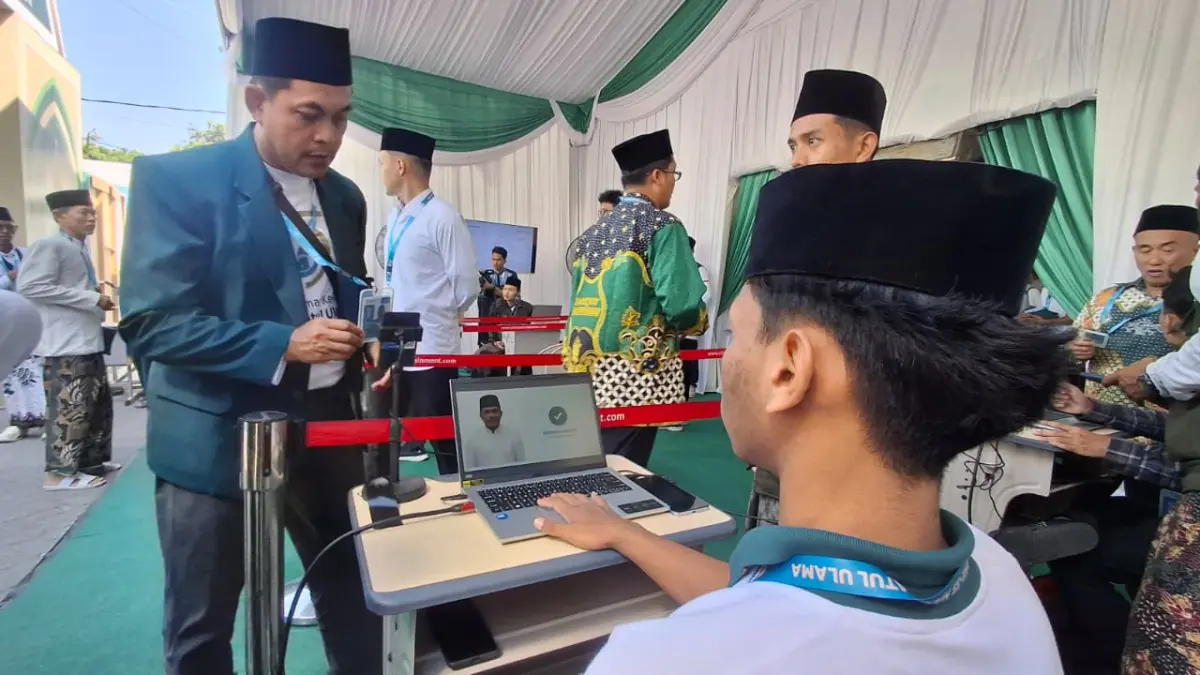 Panitia Muktamar ke-35 NU di Ponpes Bahrul Ulum Tambakberas, Jombang, memeriksa identitas peserta. (Foto: Asad MS)