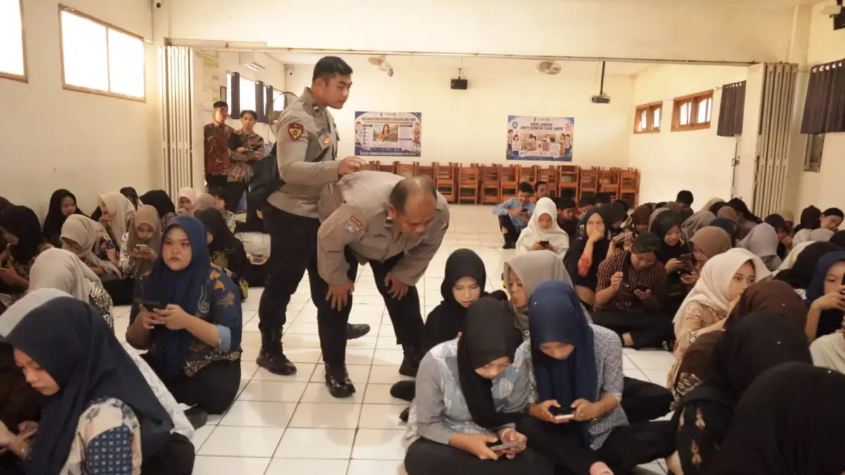 Polres Kediri saat memberikan sosialisasi AI kepada pelajar SMK Bhakti Mulia Pare, Kabupaten Kediri, Jumat (28/8/2026).