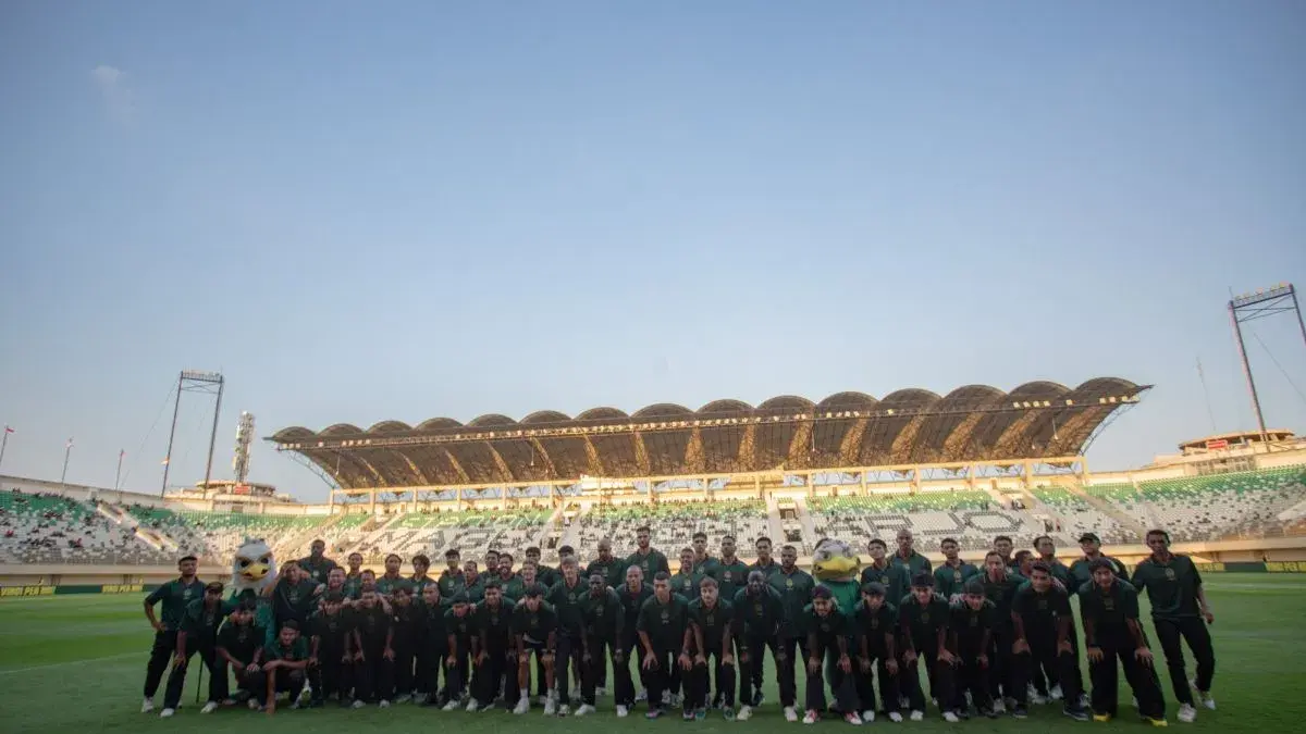 Sejumlah pesepak bola, pelatih, dan ofisial PSS Sleman berfoto saat peluncuran tim dan jersi PSS Sleman di Stadion Maguwoharjo, Sleman, D.I. Yogyakarta, Sabtu (8/8/2026). (ANTARA FOTO/Andreas Fitri Atmoko/kye)