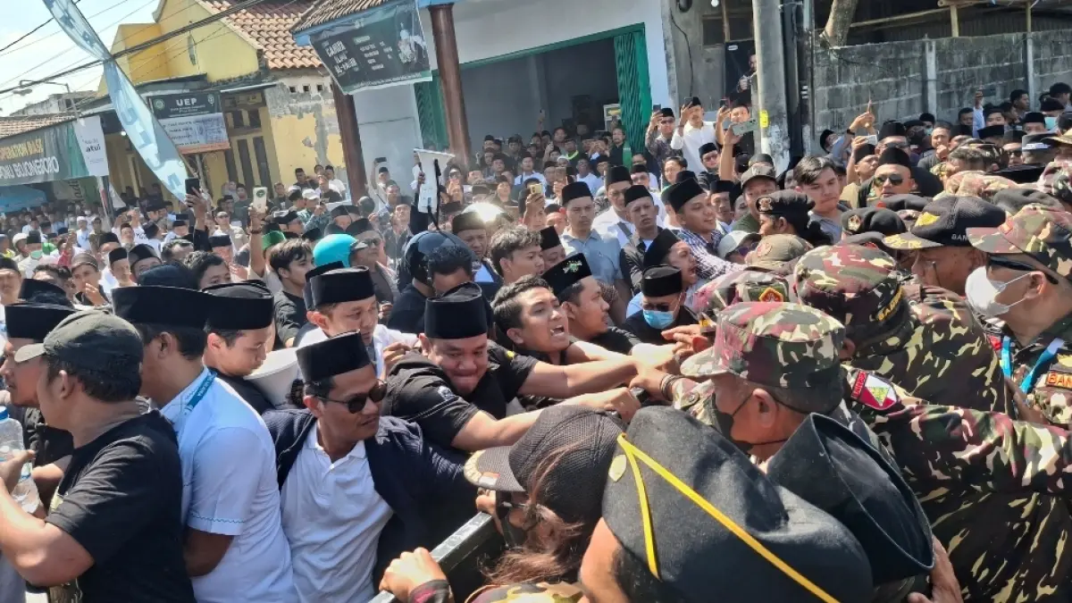 Demo Muktamar Ricuh, Massa Nahdliyin Saling Dorong dengan Banser. (ASAD MS)