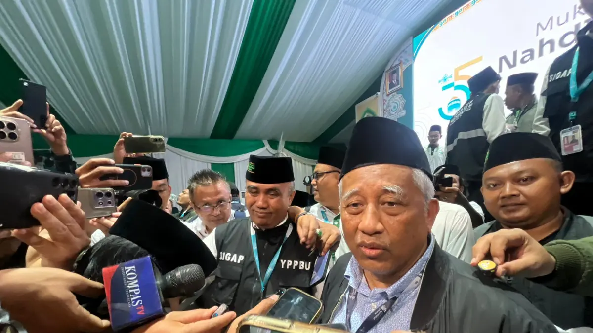 M. Nuh melayani sesi wawancara dengan awak media. (ASAD MS)
