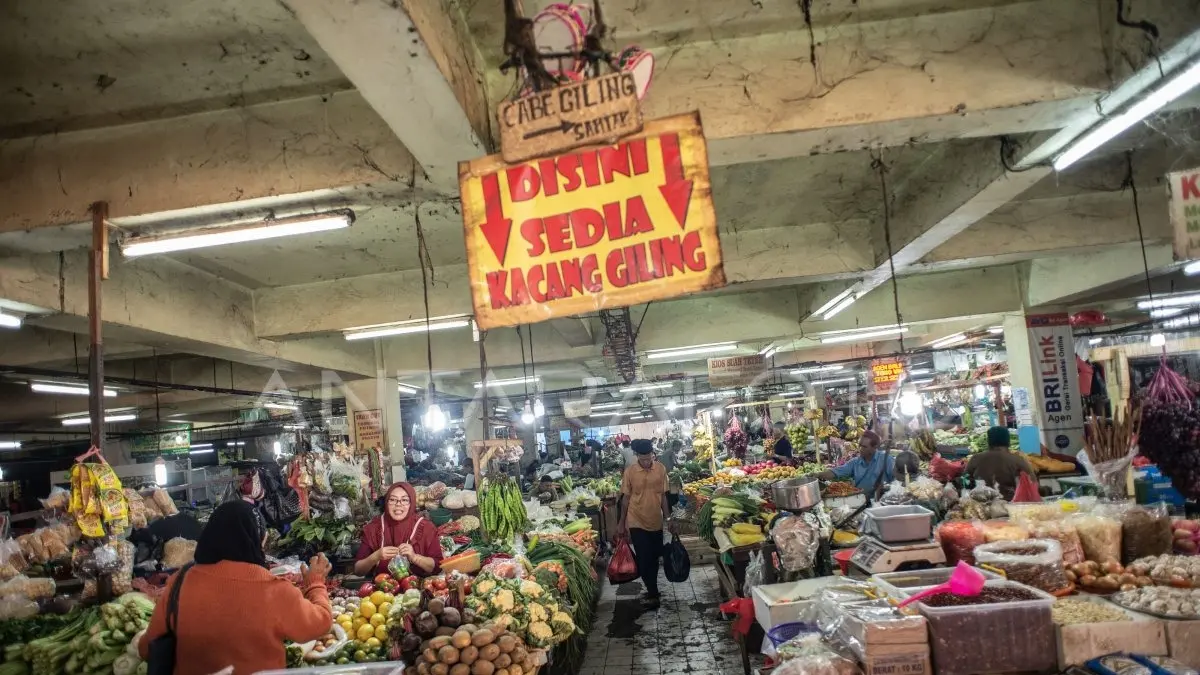 Aktivitas jual beli di pasar tradisional Jakarta. (ANTARA FOTO/Aprillio Akbar/aww)
