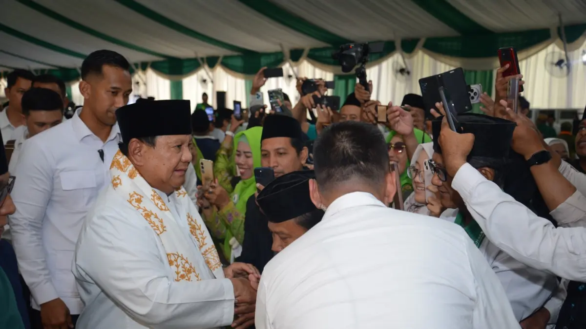ANGGOTA NU: Presiden Prabowo Subianto menyalami struktural NU dalam penutupan Muktamar di Ponpes Tambakberas Jombang (31/8). (Foto: Asad MS)